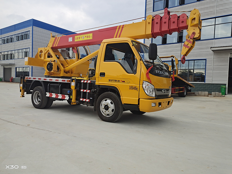 藍(lán)牌5噸汽車吊