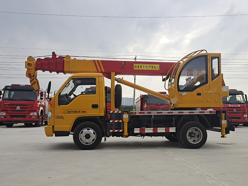 藍(lán)牌5噸汽車吊