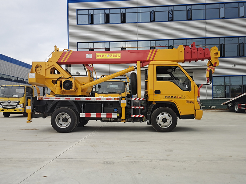 藍(lán)牌5噸汽車吊